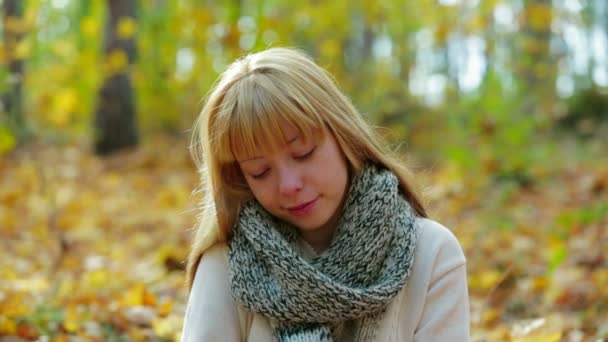 Femme sur les feuilles tombées — Video