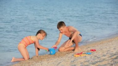 erkek ve kız sahilde