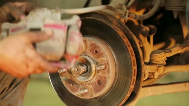 Mechanic operator with car brake disc — Stock Video