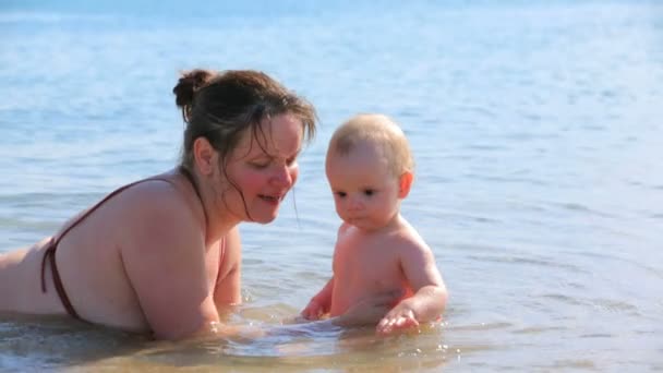Мати і дитина в морі — стокове відео