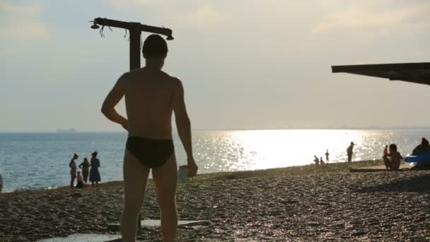 Man op het strand — Stockvideo