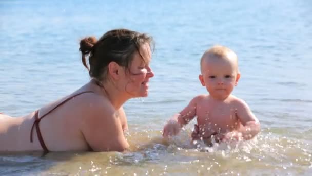 Mãe e criança no mar — Vídeo de Stock