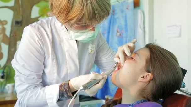 Dentist and little girl — Stock Video