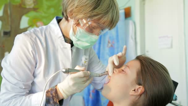 Menina e dentista — Vídeo de Stock