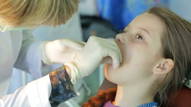 Niña y dentista — Vídeos de Stock