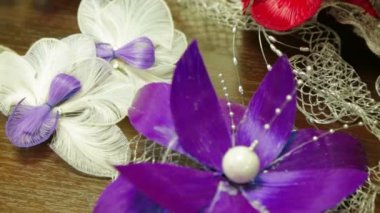 Masanın üzerinde yapay süslemeleri