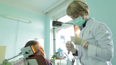 küçük kız ve diş hekimi