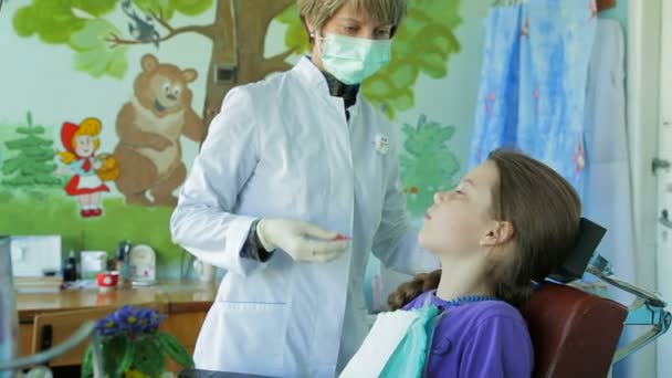 Liten flicka och tandläkare — Stockvideo