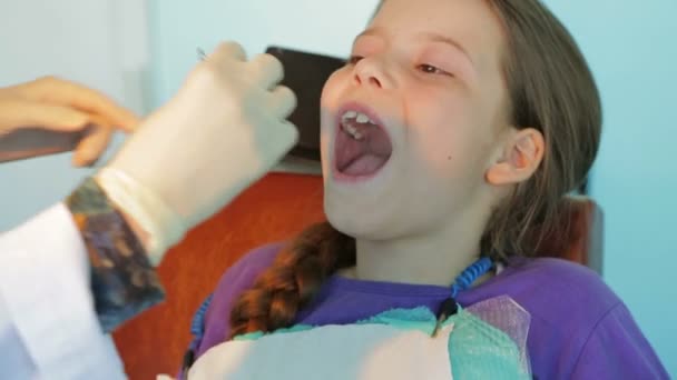 Девочка и дантист — стоковое видео