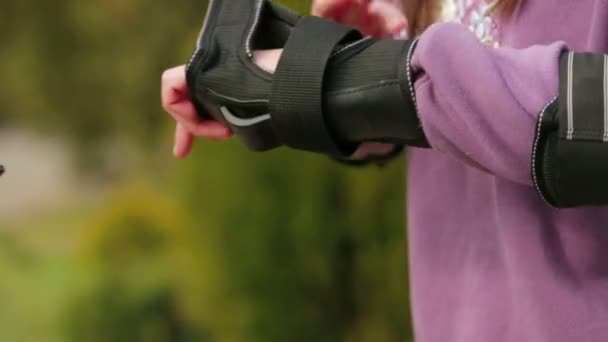 Fille et gants de protection — Video