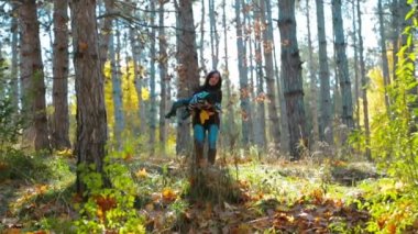 Anne ve oğlu ormanda.