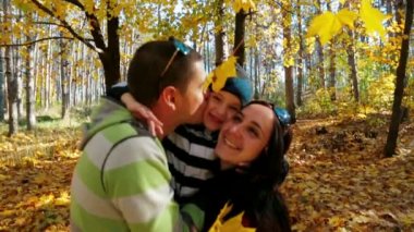 familie wandelen in herfst woud