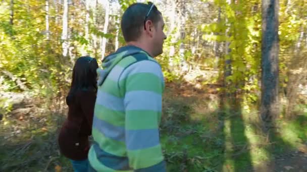 Familjen promenader i höst skog — Stockvideo