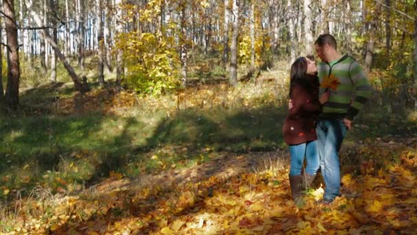 Coppia nella foresta autunnale — Video Stock