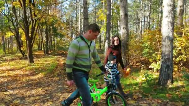 Сімейні прогулянки в осінньому лісі — стокове відео
