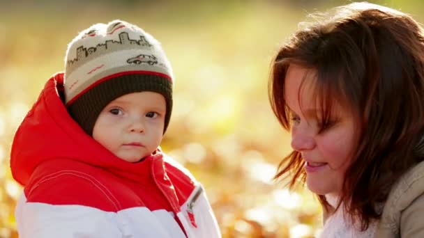 Mãe e bebê menino — Vídeo de Stock