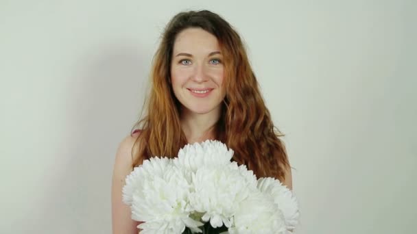 Gyönyörű nő holding csokor fehér virág — Stock videók