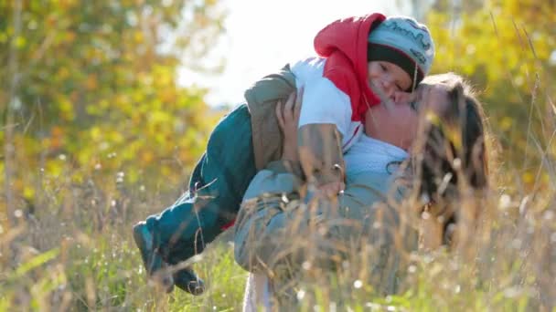 Mamma och baby pojke — Stockvideo