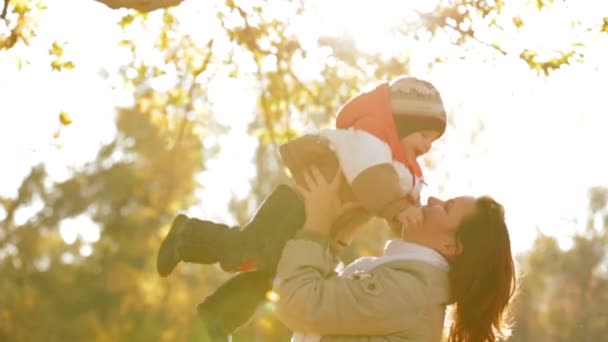 Mãe e bebê menino — Vídeo de Stock