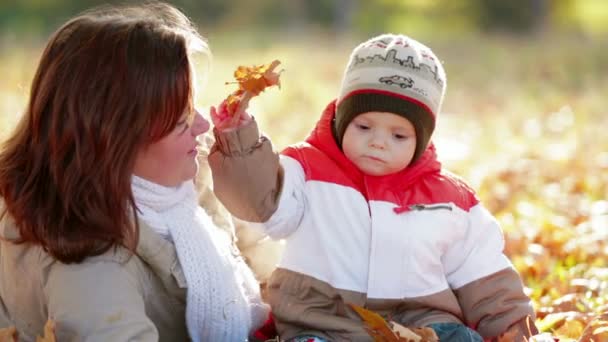 Mãe e bebê menino — Vídeo de Stock