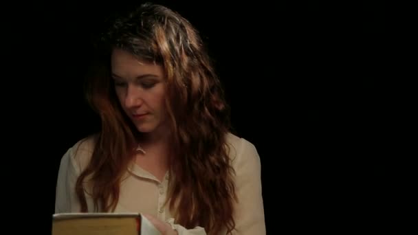 Женщина с вдохновением открывает и закрывает книгу — стоковое видео