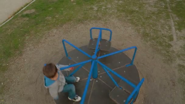 Niño pequeño está disfrutando carrusel . — Vídeo de stock