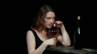 güzel bir kadın şarap içme