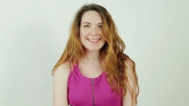 neşeli ve eğlenceli olmaktan mutlu genç güzel kız