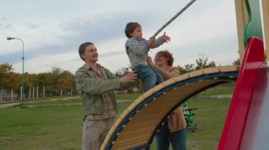 Anne oğlu oyun üzerinde slayt yardım et.