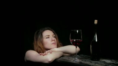 kadeh şarap arayan genç bir kadın