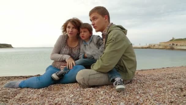 Familia feliz disfrutando de la naturaleza en la playa . — Vídeo de stock