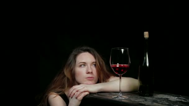 Ledsen ung kvinna dricker vin ensam. — Stockvideo