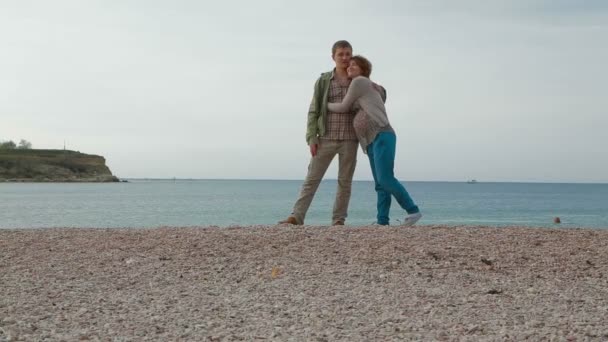 Pregnant mother and father at the seashore. — Stock Video