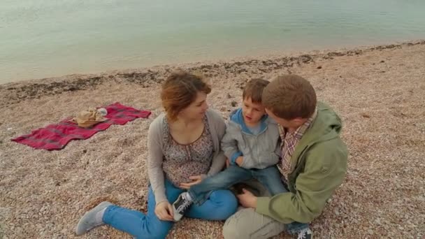 Família feliz tendo descanso no mar . — Vídeo de Stock