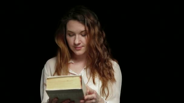 Femme heureuse ouvre et ferme un livre — Video