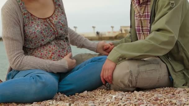 Marido e mulher grávida com filho pequeno na praia — Vídeo de Stock