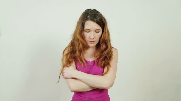 Olumsuz duygular acı genç ve güzel kız — Stok video
