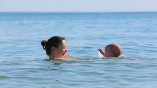 Мать и дитя в море — стоковое видео