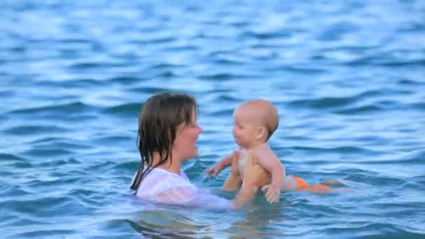 Mãe e criança no mar — Vídeo de Stock