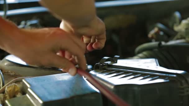 Mécanicien avec carburateur de voiture . — Video