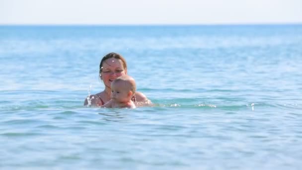 Mutter und Kind im Meer — Stockvideo