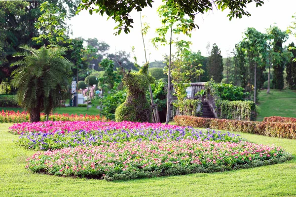 Parks bunte Blumenbeete — Stockfoto