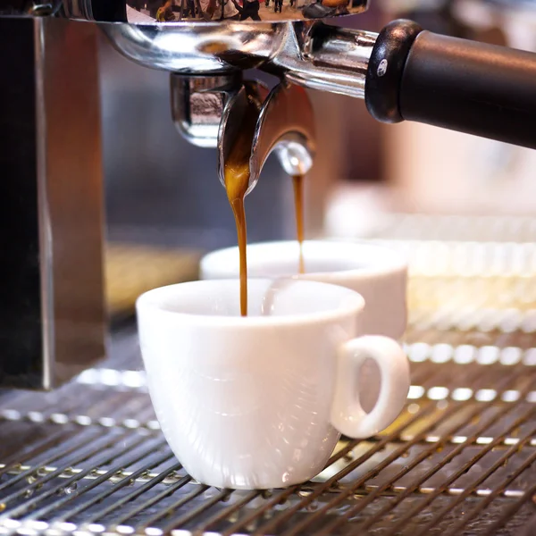 Prepara espresso —  Fotos de Stock