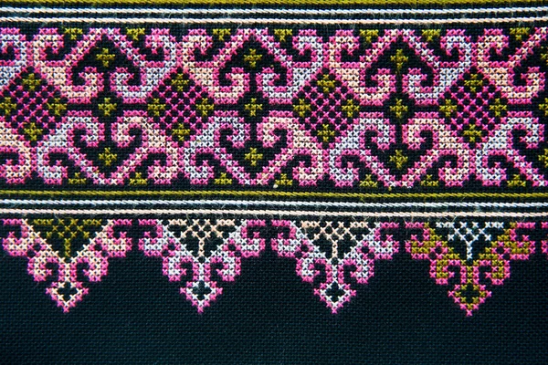 Farbenfrohe Teppichoberfläche im thailändischen Stil aus nächster Nähe. — Stockfoto