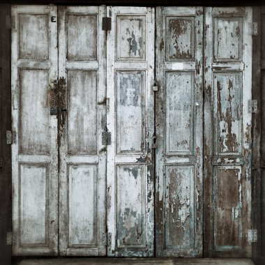 yıpranmış yeşil kapı ve eski vintage anahtar