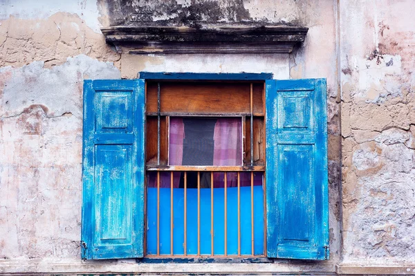 Vecchia finestra sul vecchio muro — Foto Stock