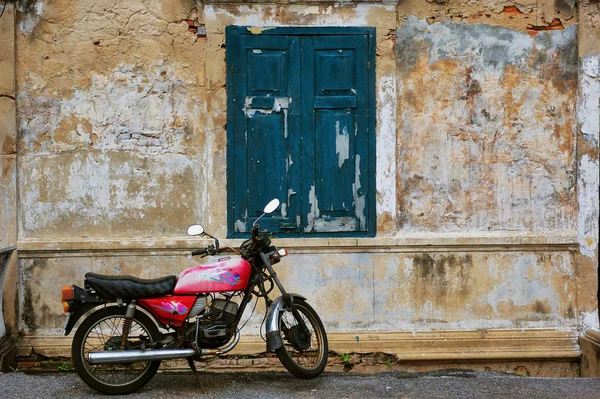 Gamla fönster och gamla motorcykel på gamla väggen — Stockfoto