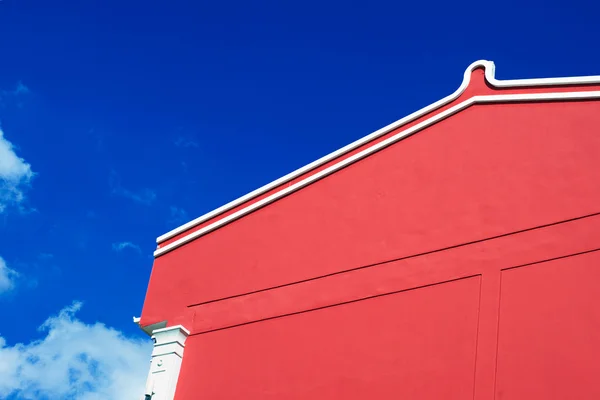 Červená budova modrá obloha — Stock fotografie