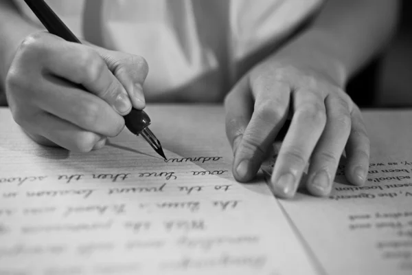 Efeito retrô desbotada e tonificada imagem de uma menina escrevendo uma nota com uma caneta-tinteiro carta manuscrita antiga . — Fotografia de Stock