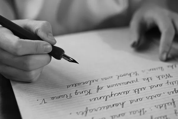 Efecto retro desvanecido y tonificado imagen de una niña escribiendo una nota con una pluma estilográfica carta manuscrita antigua . — Foto de Stock